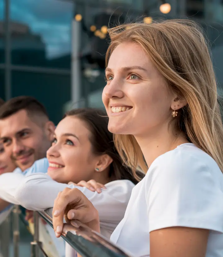 Žena hledící doleva.